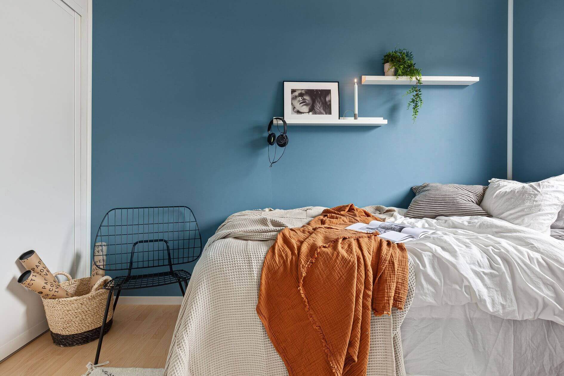 Wandregale im Schlafzimmer