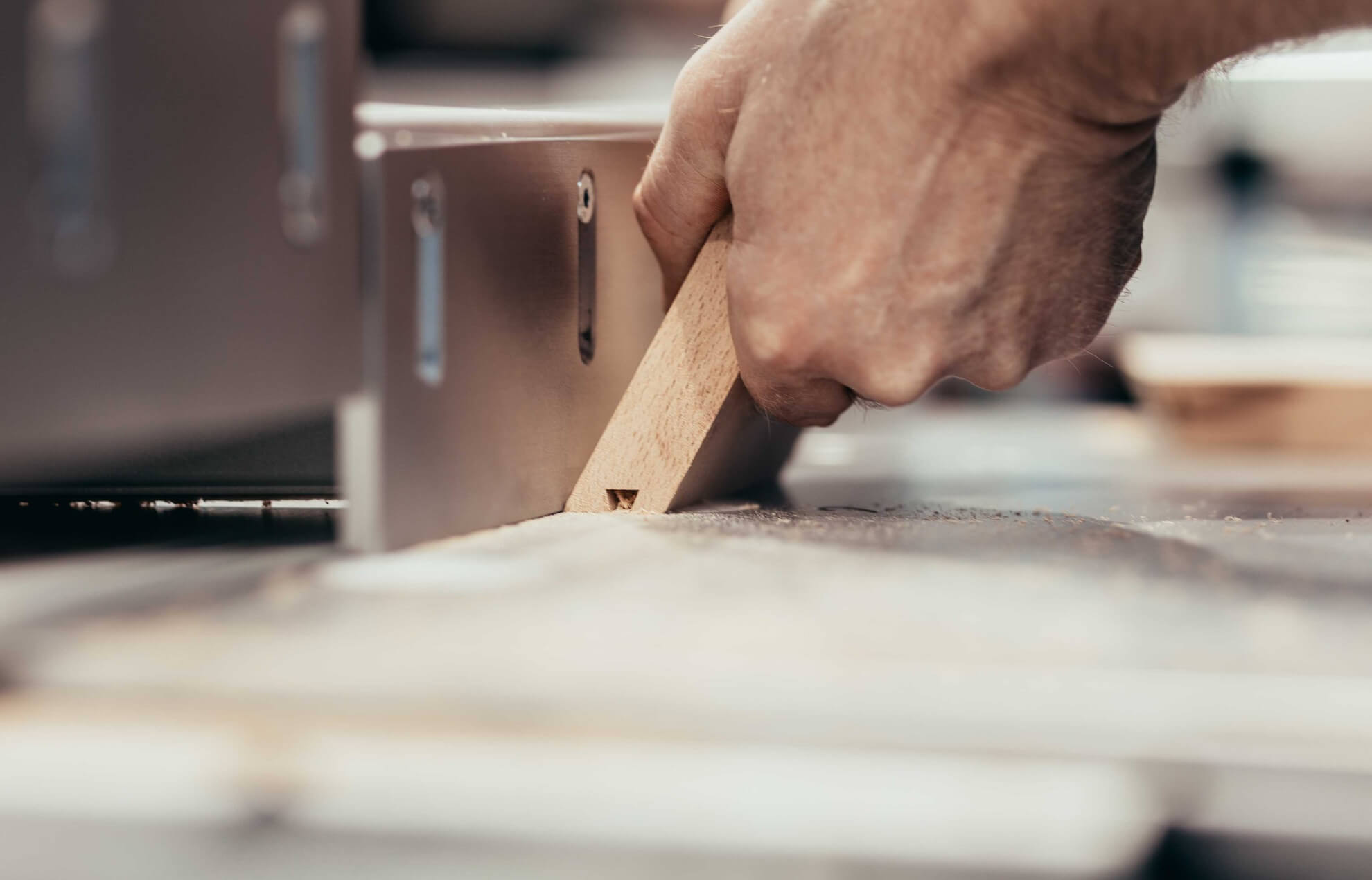 Tischler bei Holzverarbeitung Tischler bei Holzverarbeitung